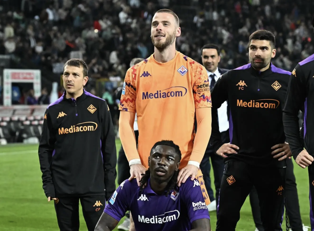 问鼎娱乐- 曼联迎法甲关键赛，训练课后再遭质疑，赛场秩序良好，更衣室氛围转暖