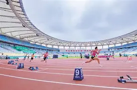 问鼎-田径赛场再起风云：陇右鲨队队读秒绝平燕赵独角兽队，新援首秀制胜更衣室氛围正向(驰骋赛场展英姿)