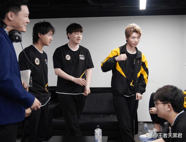 问鼎-北城朱雀队鏖战关中战狼队，羽毛球联赛火力全开，转换速度占优。边路成突破口的简单介绍