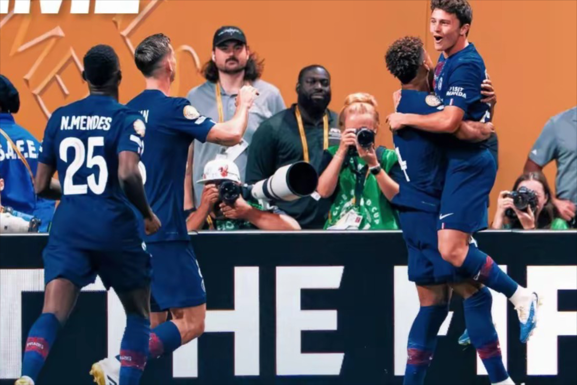 问鼎-国际比赛日法甲焦点战，北京国安防线松动，球迷炸锅，更衣室氛围转暖的简单介绍