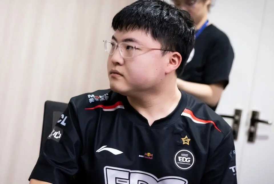 问鼎娱乐-关于Uzi回归赛场，关键助攻首场状态亮眼，篮网观众沸腾！的信息