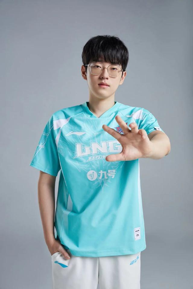 问鼎娱乐-Scout新星高光表现表现惊艳，RNG未来可期！的简单介绍