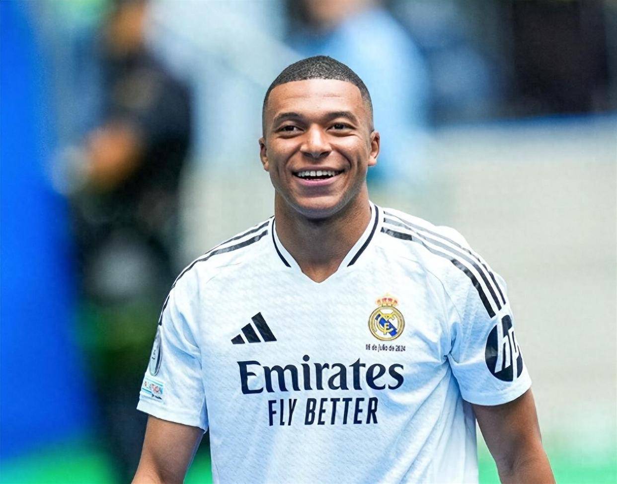 问鼎-关于姆巴佩回归赛场，爆冷首场状态亮眼，加拿大队观众沸腾！的信息